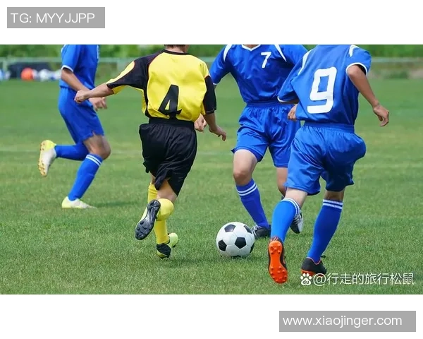 在雨中奔跑的激情与坚持足球淋雨带来的感动与启示