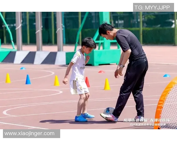 皓跃足球引领青少年运动热潮助力健康成长与团队精神培养